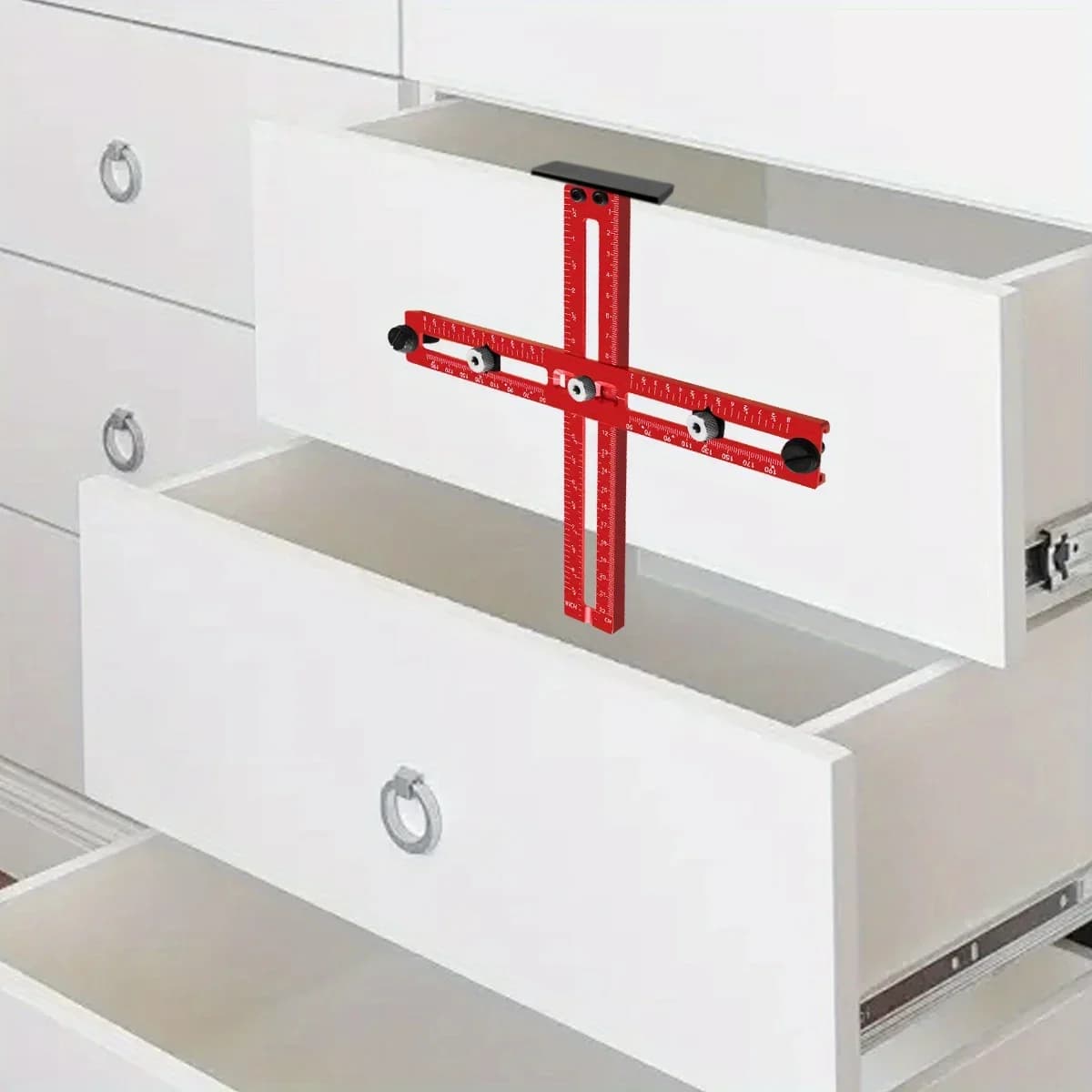 Reguliuojamas spintelės rankenėlių ir knopkų gręžimo šablonas